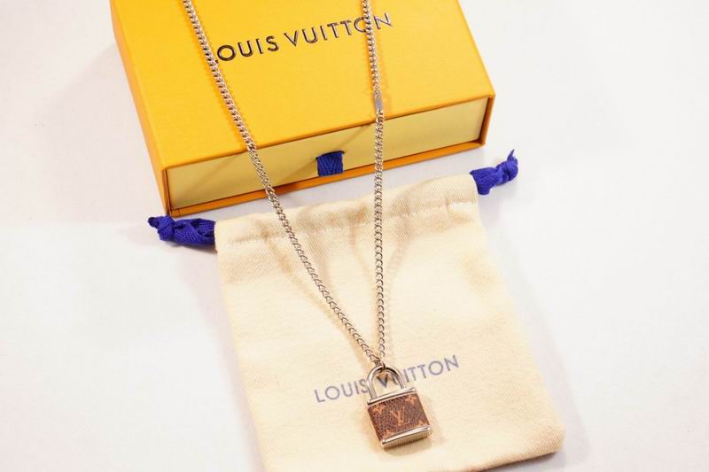 LV Necklace 03lyr162