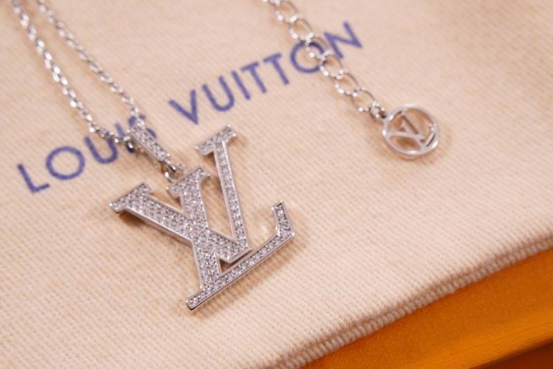 LV Necklace 03lyr178