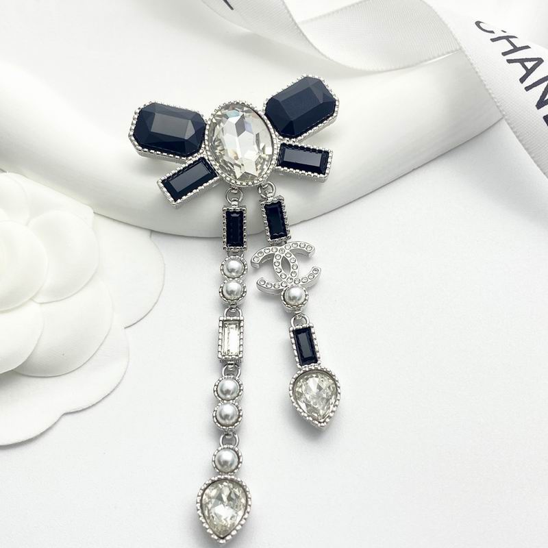 Chanel Brooch 10yxx43
