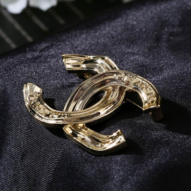 Chanel Brooch 03yxs118