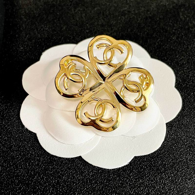 Chanel Brooch 03yxs152